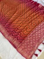 Rajvaari Bandhani Khaddi Georgette Saree – Rani Pink & Orange with Traditional Zari Weave - Image 2
